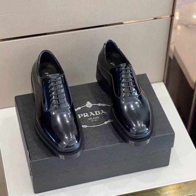 Prada 普拉达 P: Size：38-44 45可定做 新款德比鞋，造型简约时尚，尽显商务风范，原单级牛货，选用意大利进口牛皮，头层水染小牛皮内里，提供舒适